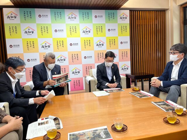 写真8 知事報告会風景
