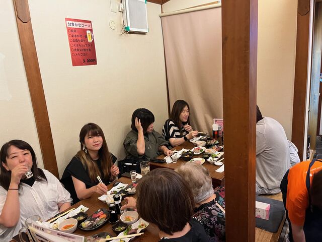 写真8 テーブル席のお客様