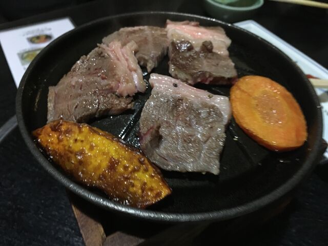 写真13 牛肉鉄板焼き