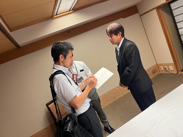 写真14 高木新理事長高知新聞取材