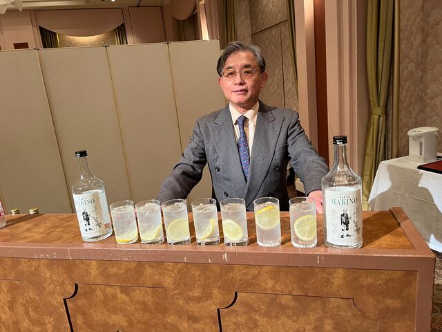 写真34 塩田さんとマキノジンカクテル