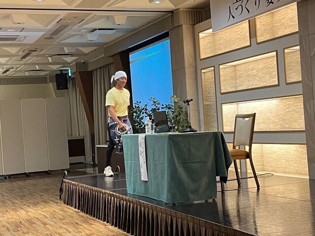 写真4 前島社長さん入場