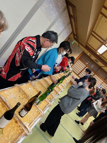 写真5 土佐酒コーナーにお客さん2
