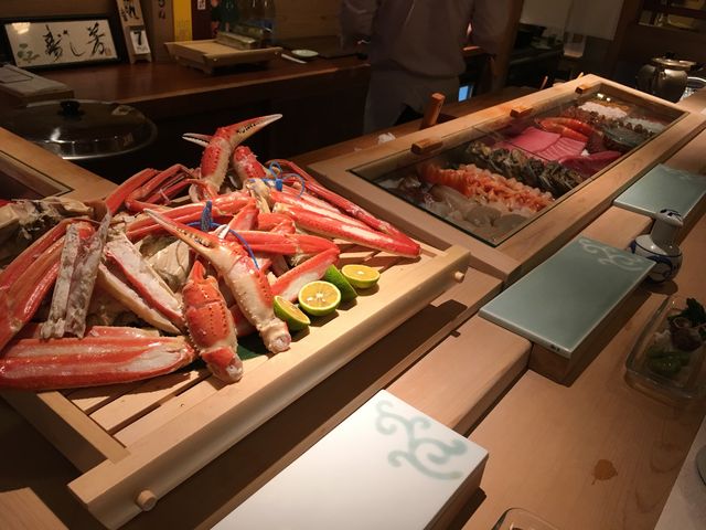 写真2 松葉ガニと店内
