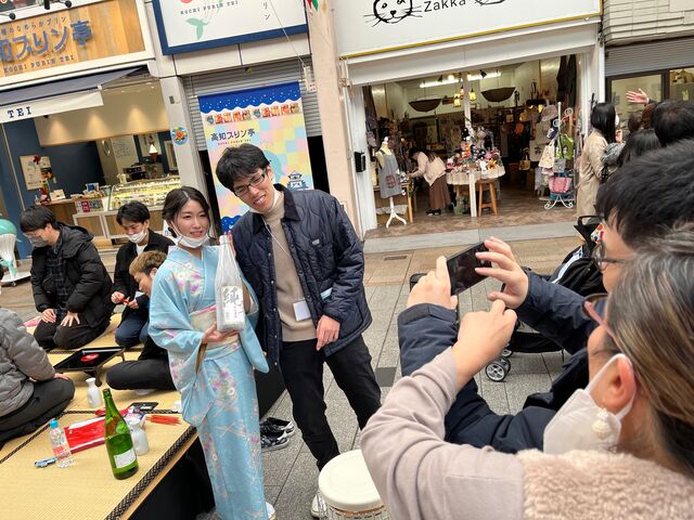 写真24 お座敷ガールと記念写真