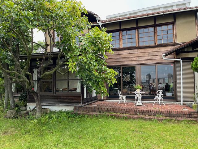 写真9 建物と庭