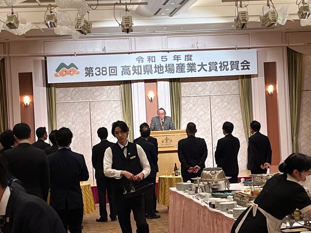 写真29 山崎会長乾杯