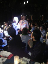 会場を回る小阪先生