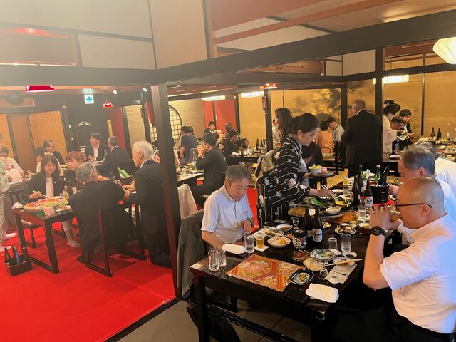 写真19 盛り上がる宴席