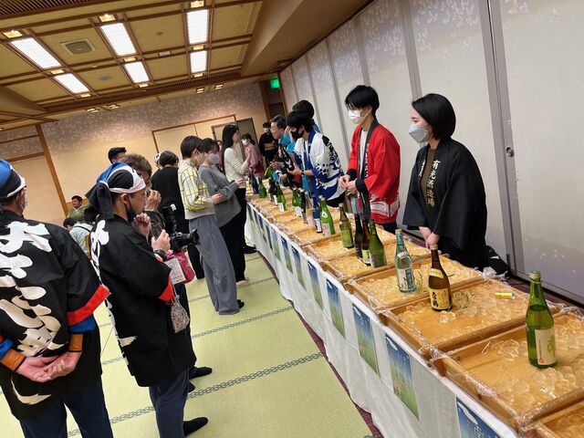写真4 土佐酒コーナーにお客さん