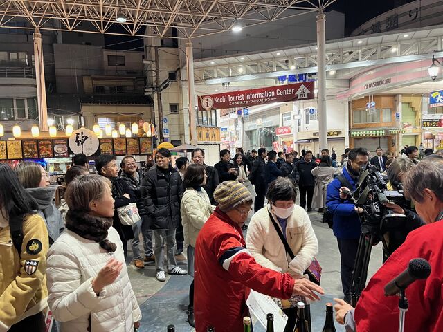 写真13 号外配りはじめる2