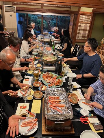 写真37 盛り上がる宴席