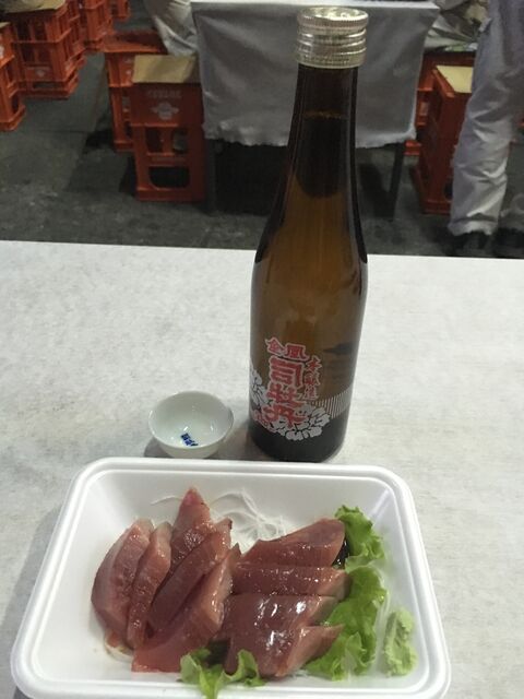 写真5 お酒と刺身配布