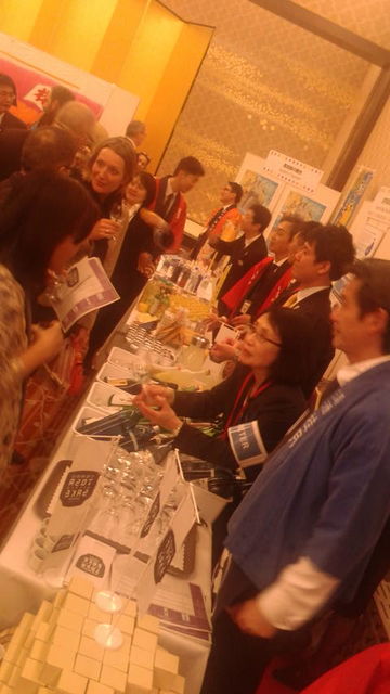 (28)開宴前に土佐酒コーナーにお客様