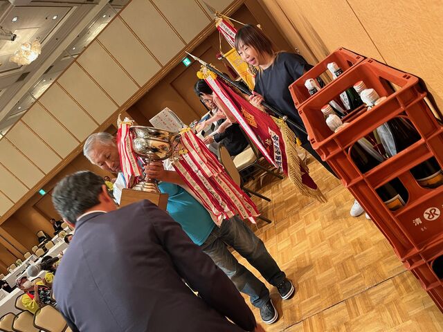 写真28 団体優勝表彰
