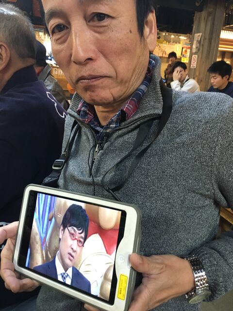 写真13 山ちゃんの映像とスタッフ