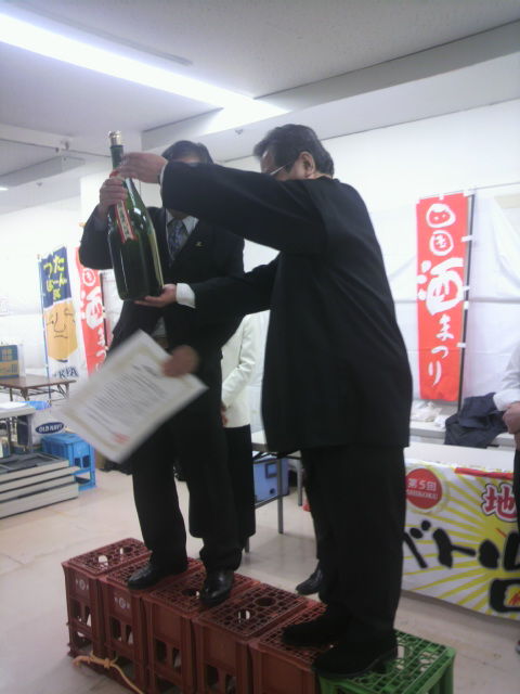 (22)塩田さん優勝ボトル授与