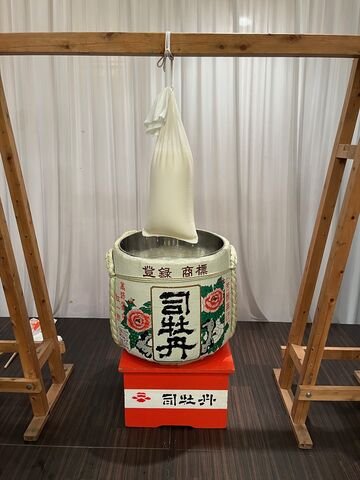 写真2 袋吊り搾りセッティング