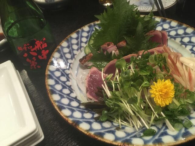 写真34 船中と鰹タタキ