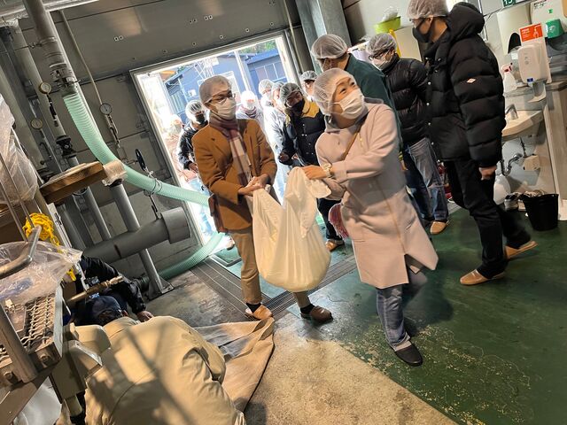 写真4 蒸し米運び
