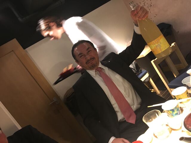 写真15 山柚子搾りを持つ田村部長