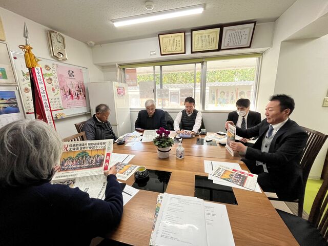 写真2 会議前に号外配る