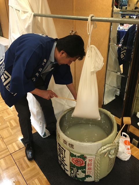 写真17 袋吊り搾り