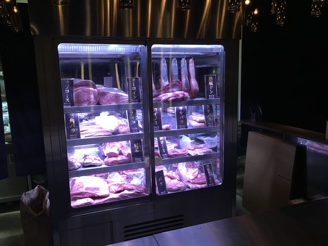 写真5 焼肉ブルズ 冷蔵庫に肉塊