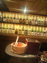 店内にズラリと銘酒.jpg