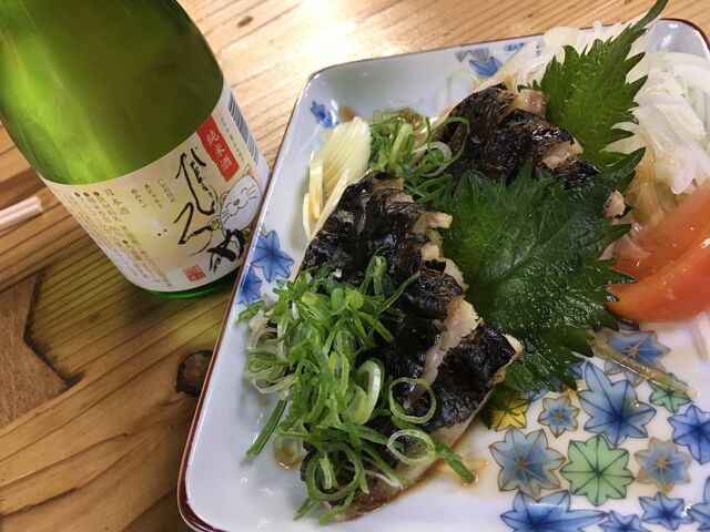写真10 ウツボのタタキと「純米酒ひろめ」