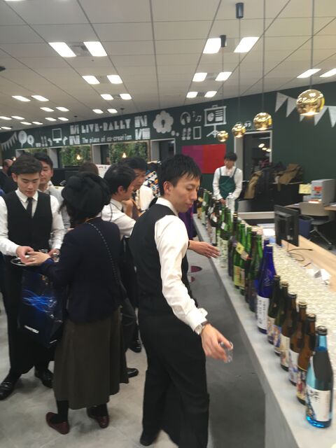 写真24 みきみこ試飲コーナーにお客様