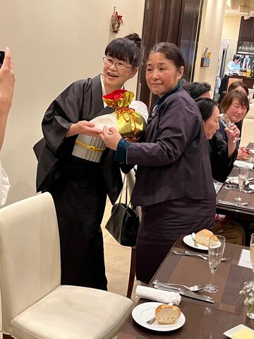 写真11 記念品贈呈