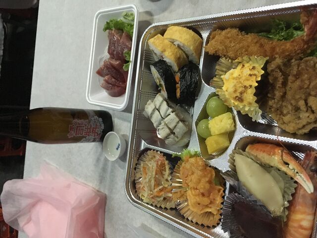 写真7 酒、刺身、弁当