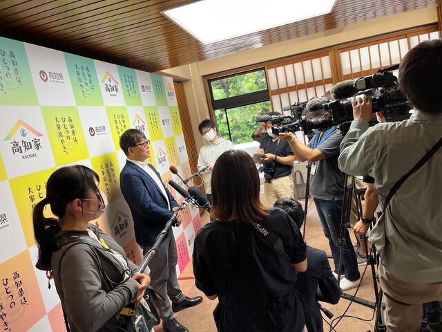 写真15 囲み取材2