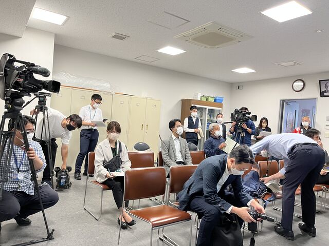 写真8 報道陣次々来場