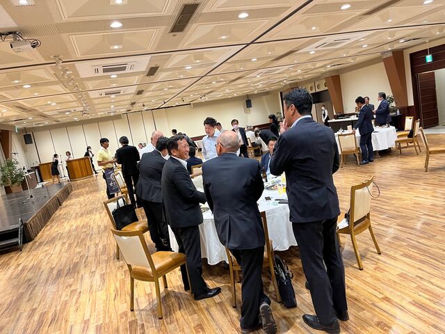 写真24 懇親会風景