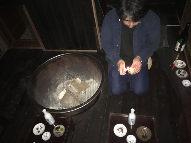 写真18 茶室内迫田さん