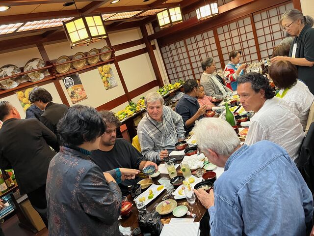 写真27 海外撮影スタッフに河合さん英語で説明