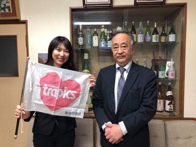 写真16 添乗員役の藤山さんと記念写真