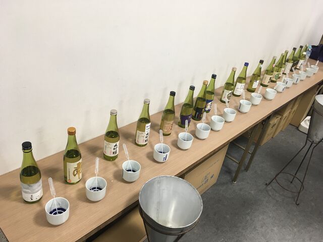 写真6 各社のラベル付きの酒も