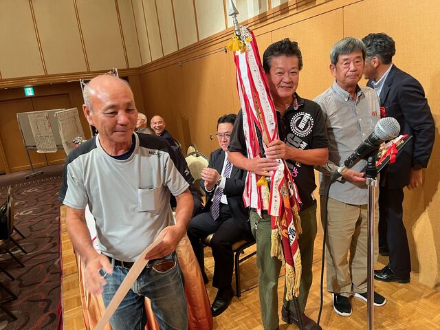 写真22 団体優勝表彰