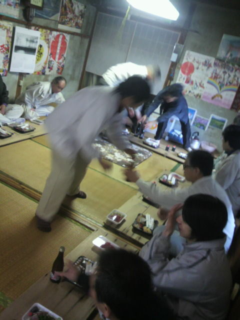 (4)お酒を配る
