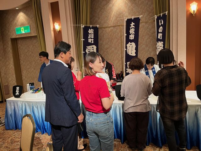 写真9 開会前にお客様2