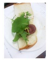 酒粕パンにサラミや野菜を乗せて