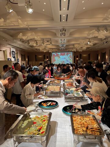 写真18 料理に殺到2