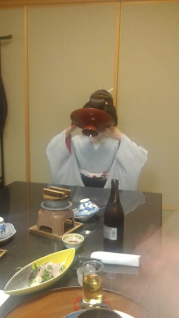 (7)大杯を空けるかつを姐さん