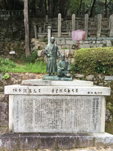 写真8 龍馬、慎太郎銅像