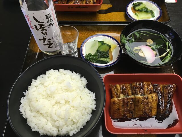 写真4 鰻の蒲焼き、肝吸い等