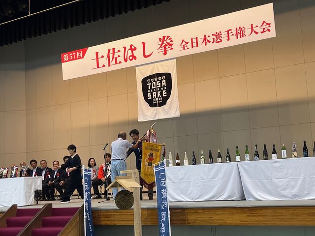 写真6 優勝旗返還・個人