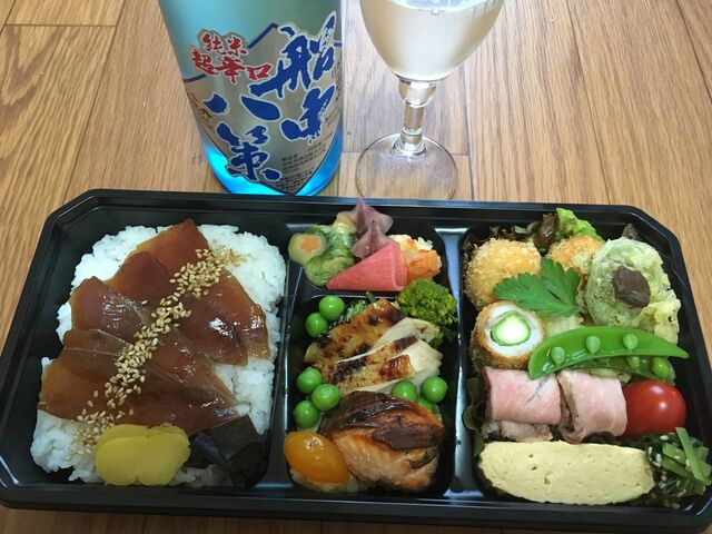 写真6 船中生と弁当2